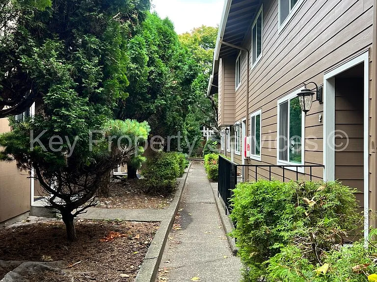 607 R St — Photo 4