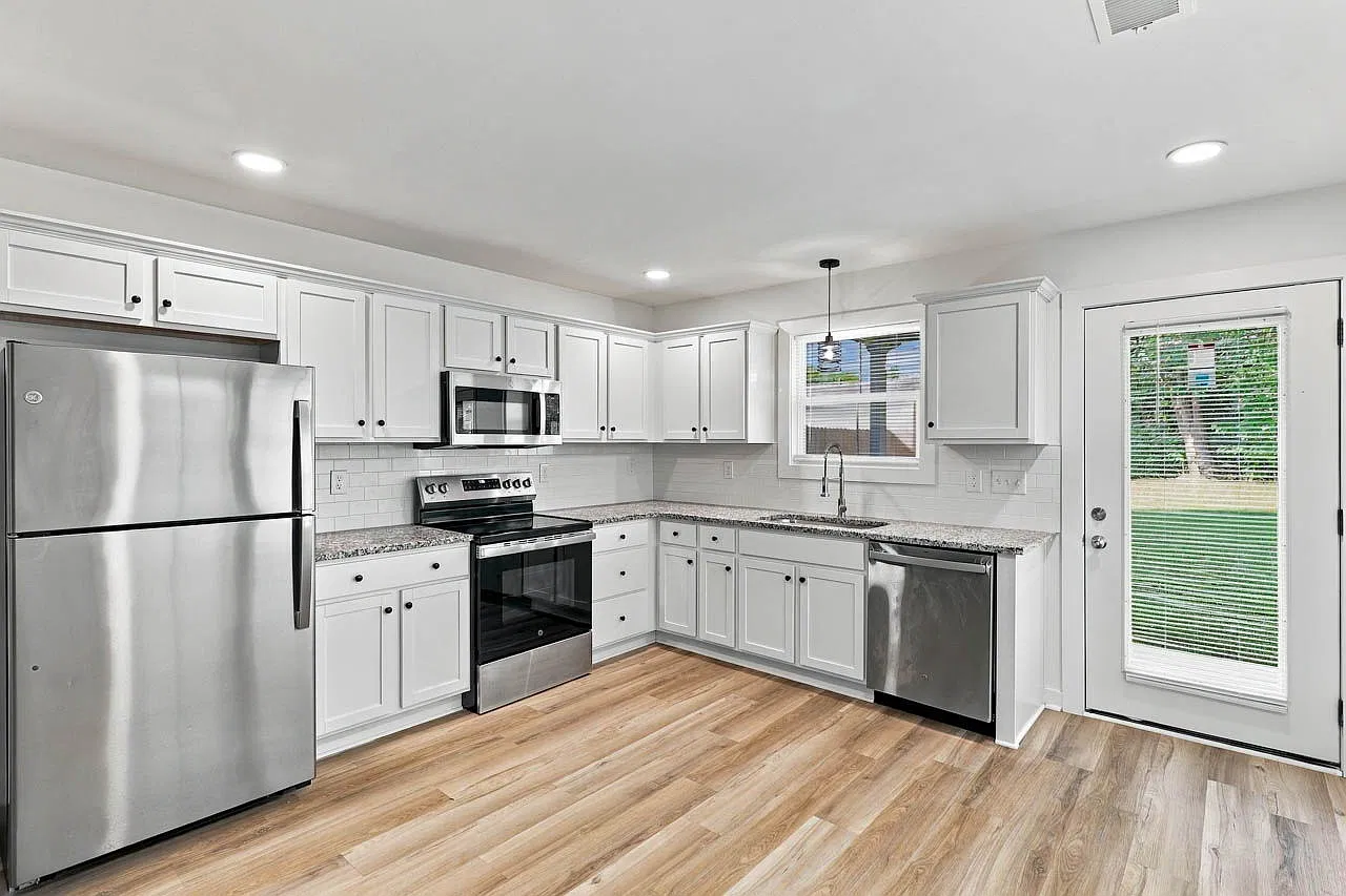 3 bed, 1.5 bath, 1200 sqft, $1,700 — Photo 3