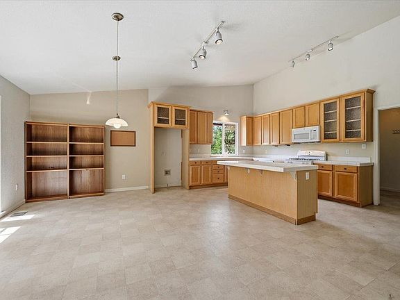 3rd image of 16891 Patricia Way