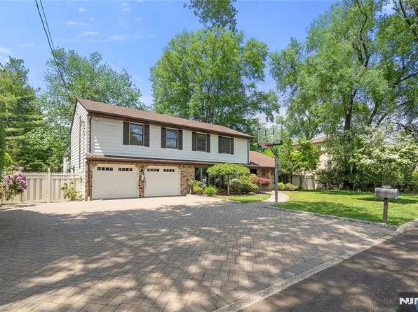 22 Kendrick St, Paramus, NJ 07652