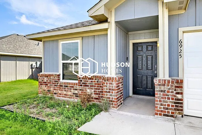 4 bed, 2.0 bath, 1571 sqft, $2,449 — Photo 3