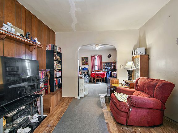 3rd image of 810 S 4th Ave