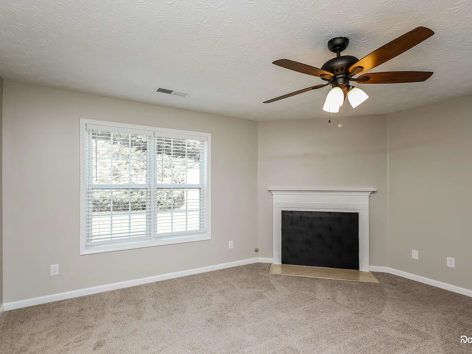 3 bed, 2.5 bath, 1690 sqft, $2,310 — Photo 3