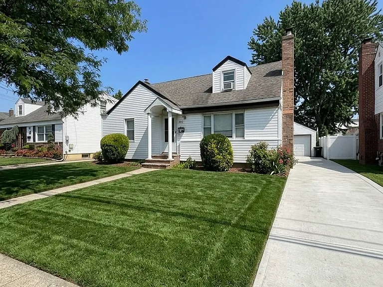 183 Manor Pkwy — Photo 1