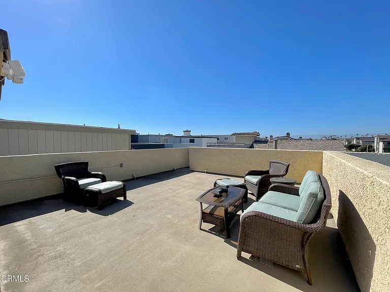 117 La Brea St — Photo 64