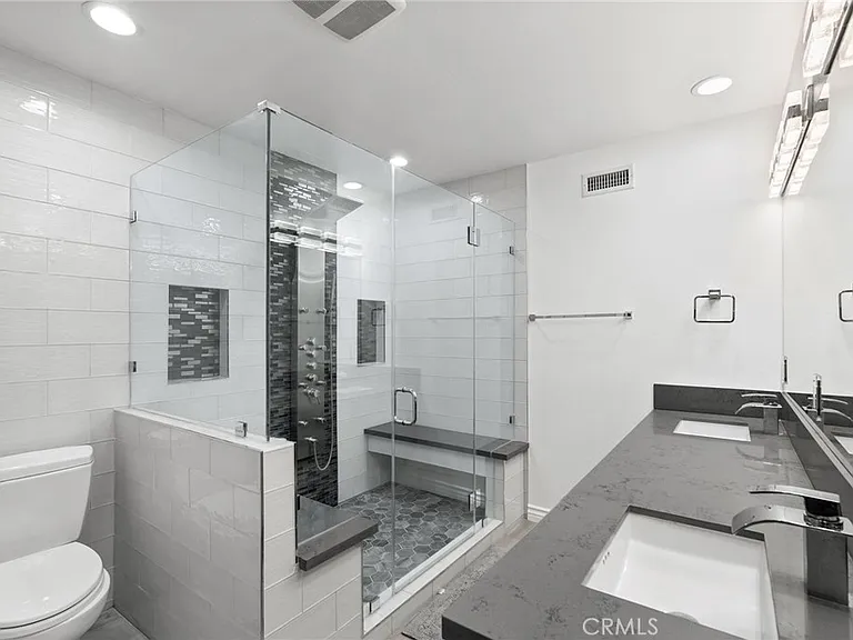 10811 Des Moines Ave — Photo 27