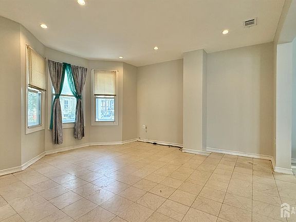4th image of 264 Seaman St