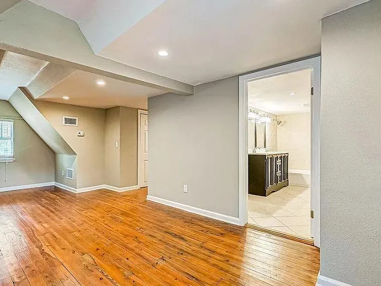Upstairs bedroom suite.