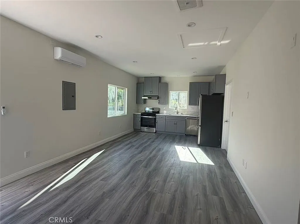 3 bed, 1000 sqft, $3,600 — Photo 3