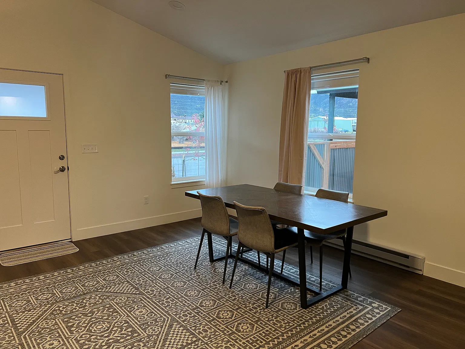 3 bed, 1360 sqft, $2,300 — Photo 2