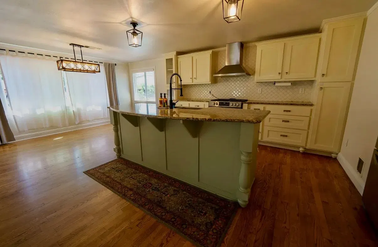 4 bed, 2004 sqft, $2,300 — Photo 3