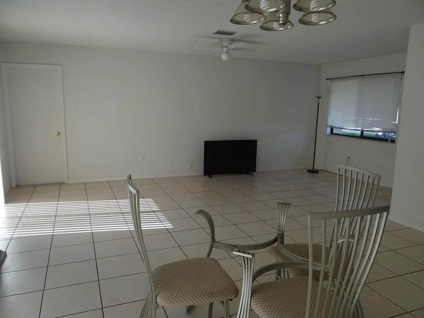 Super Clean Annual 2 bed 1 bath 1 garage home in Kingsway Elementary District — Photo 4