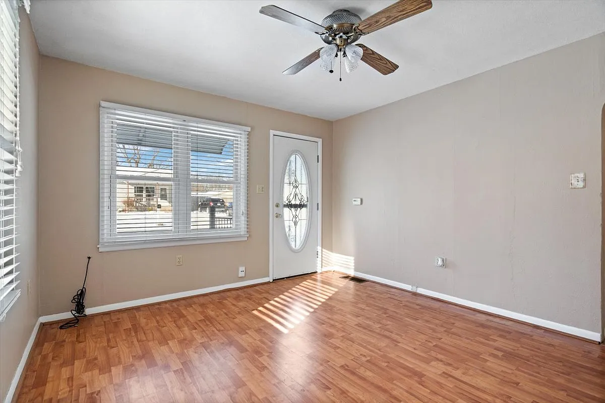 2 bed, 720 sqft, $800 — Photo 3