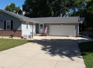 1058 Park Ln, Mason City, IA 50401