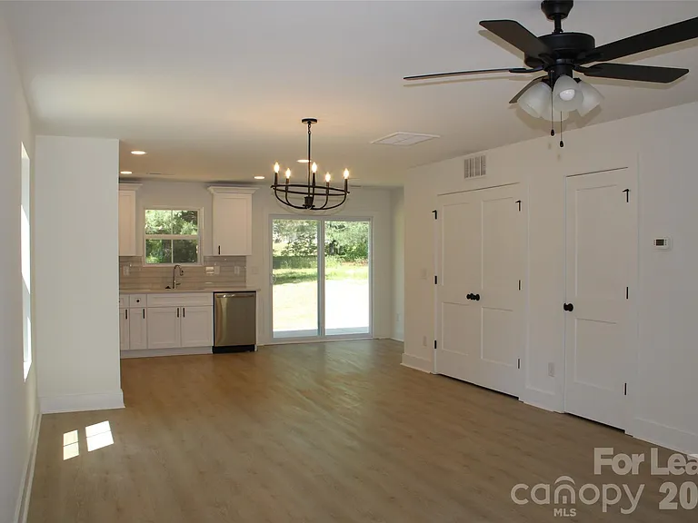 562 W Park Ave #A — Photo 5