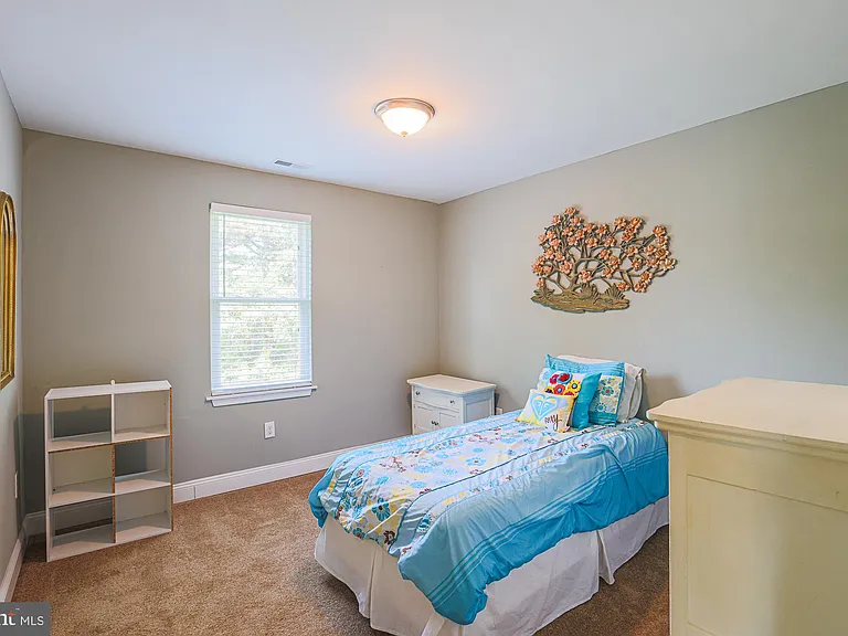 215 Clarendon Ave — Photo 37