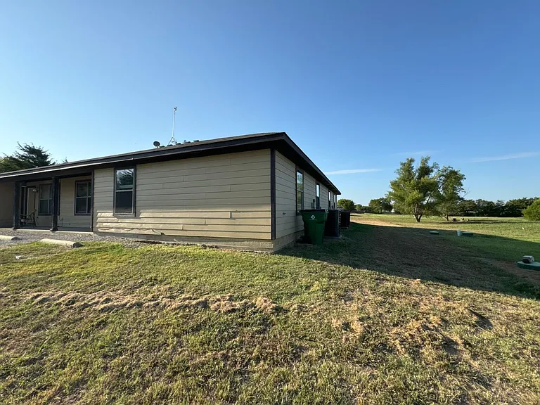 2725 Lovers Ln — Photo 38