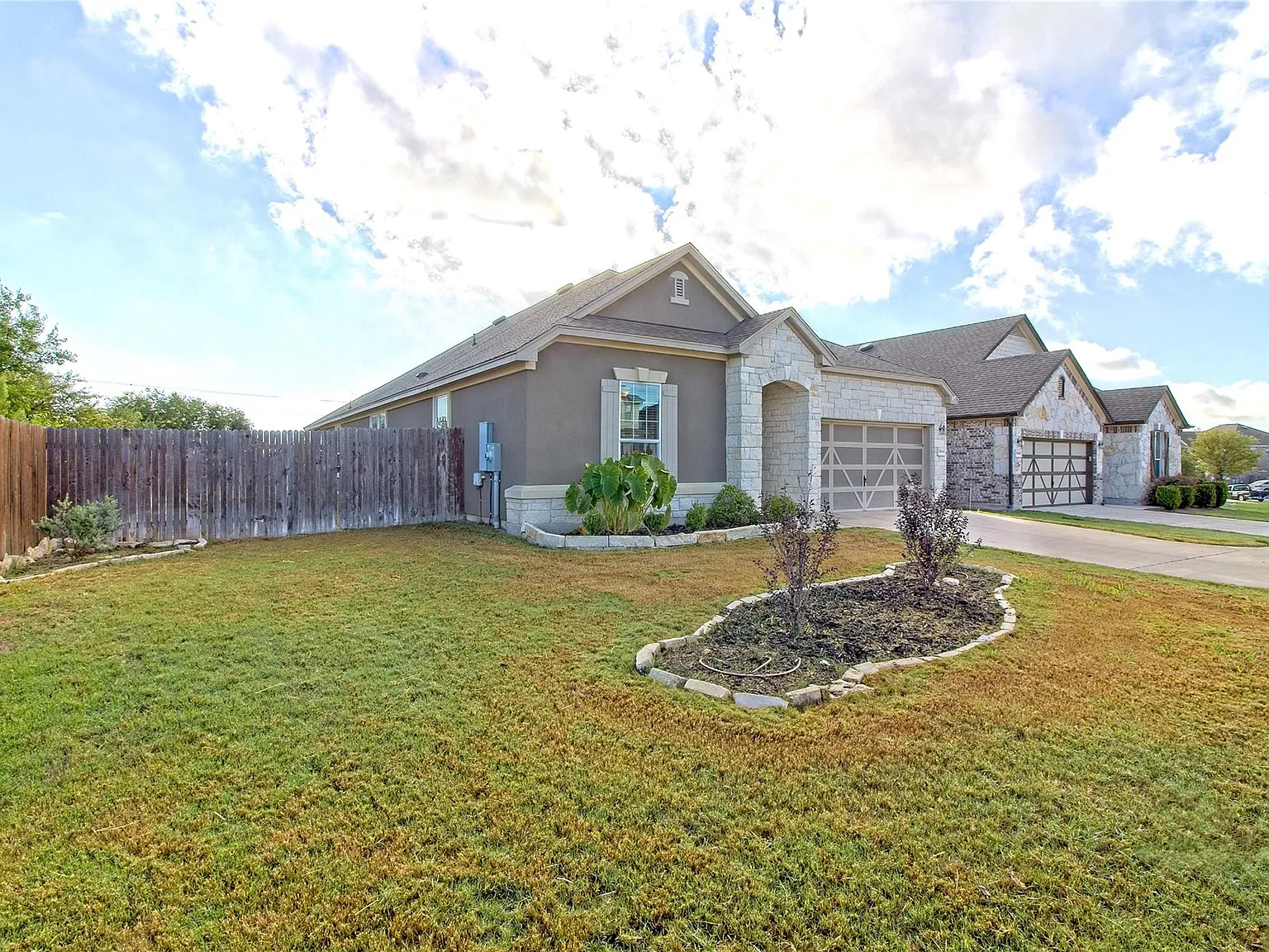 3 bed, 2.0 bath, 2365 sqft, $2,295 — Photo 2