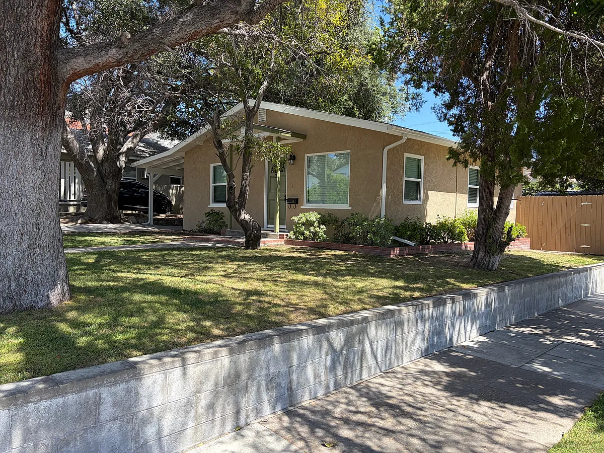 Building Photo - 802 E Palm Ave