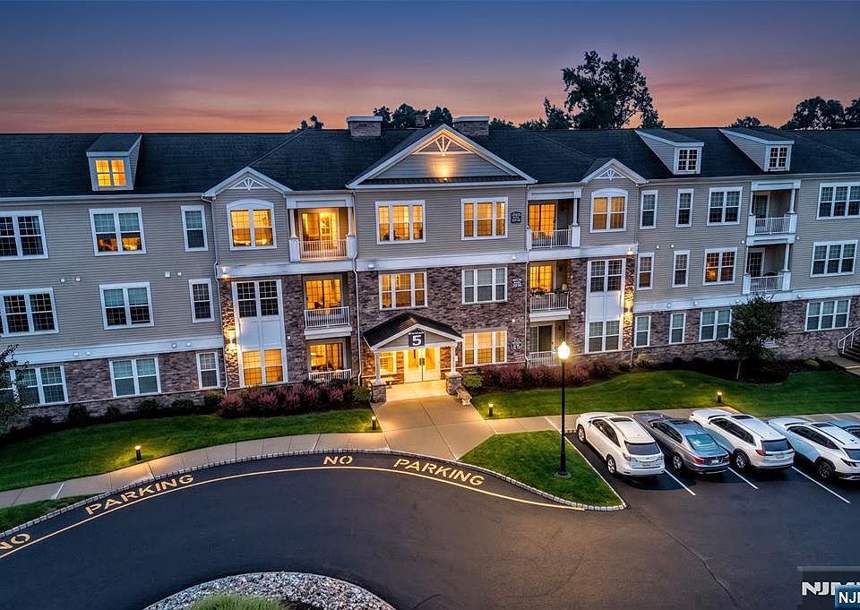 1st image of 5208 Veterans Dr
