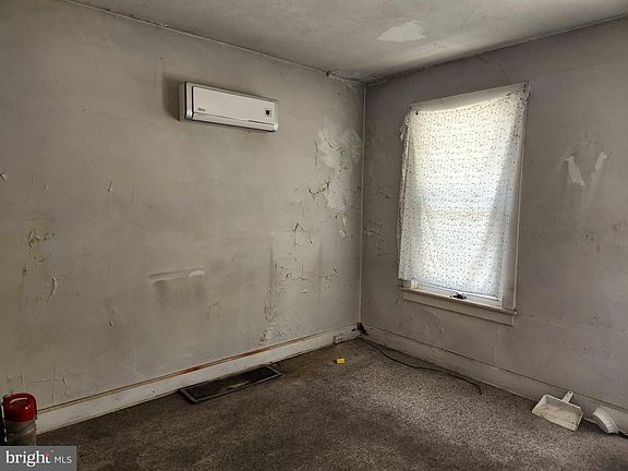 4th image of 142 Fairground Ave