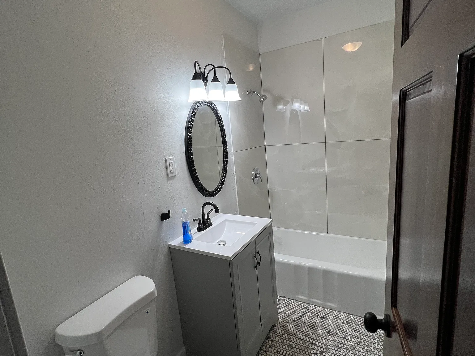 3 bed, 800 sqft, $1,700 — Photo 1