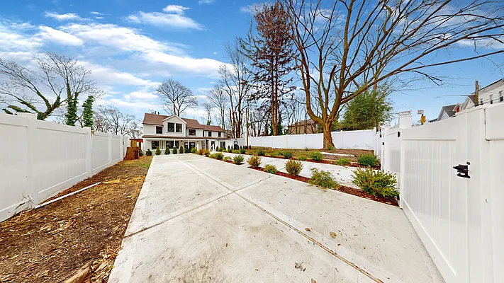 Sold by Remax Edge | media 29