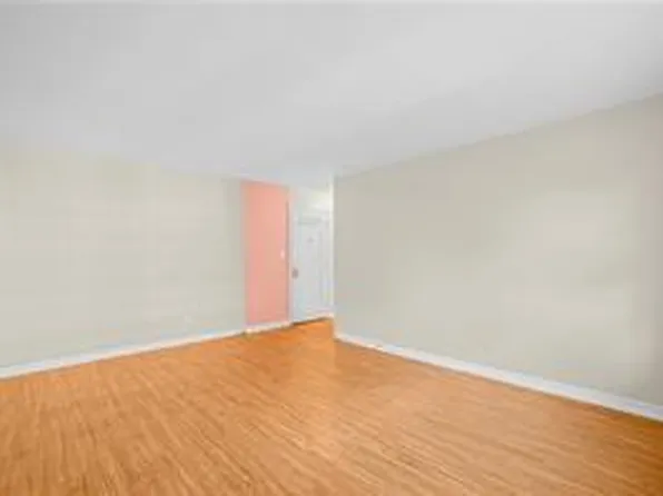 393 Avenue S image 2 of 10