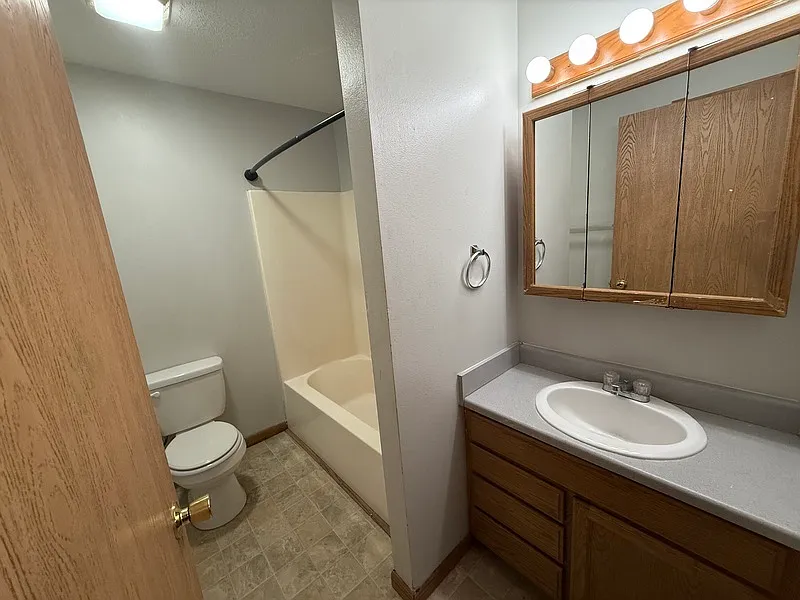3 bed, 1.0 bath, 1050 sqft, $1,350 — Photo 3