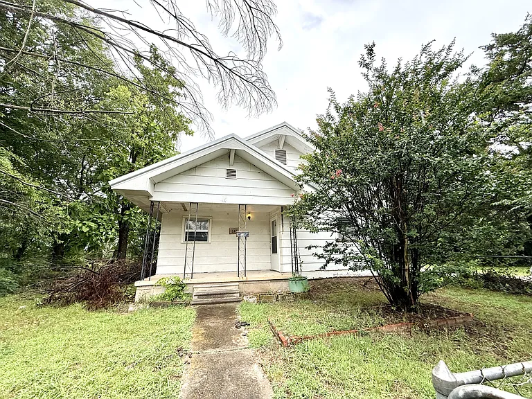 329 E St NE — Photo 22
