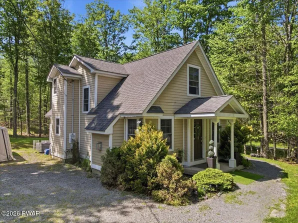 142 Wallenpaupack Dr, Greentown, PA 18426