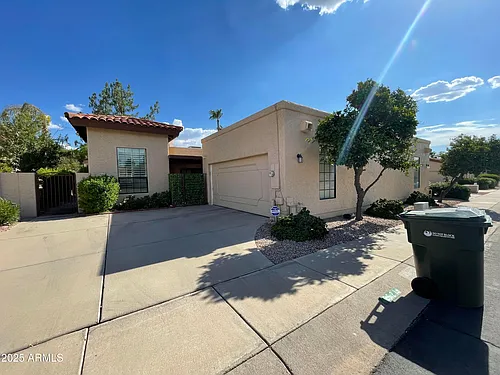 5521 E Paradise Dr Photo 1