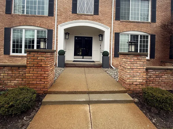 150 E Long Lake Rd, Bloomfield Hills, MI 48304