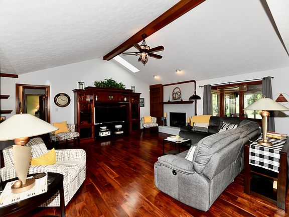 5th image of 5006 Essex Dr