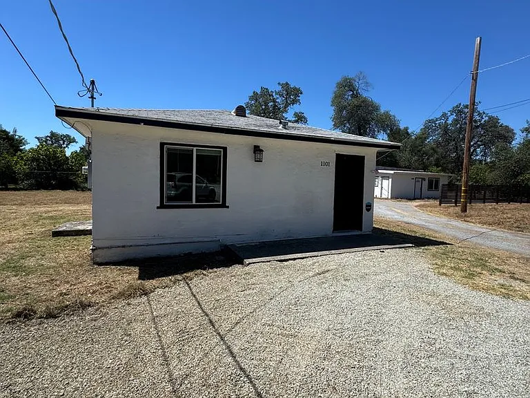 1101 Hawthorne Ave — Photo 1