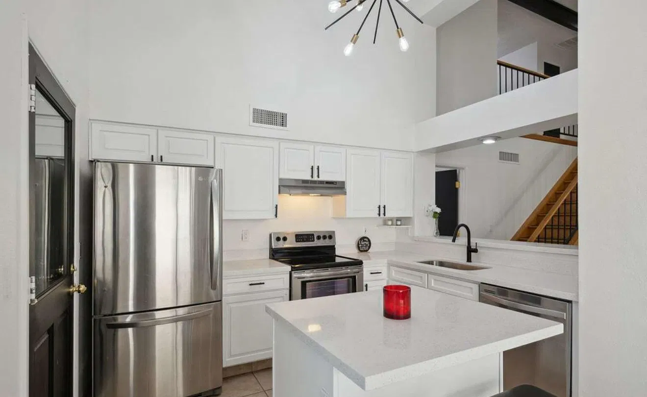 3 bed, 1273 sqft, $2,100 — Photo 1