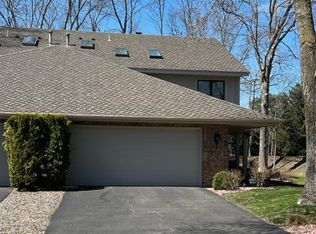 1100 Hollybrook Dr, Wayzata, MN 55391