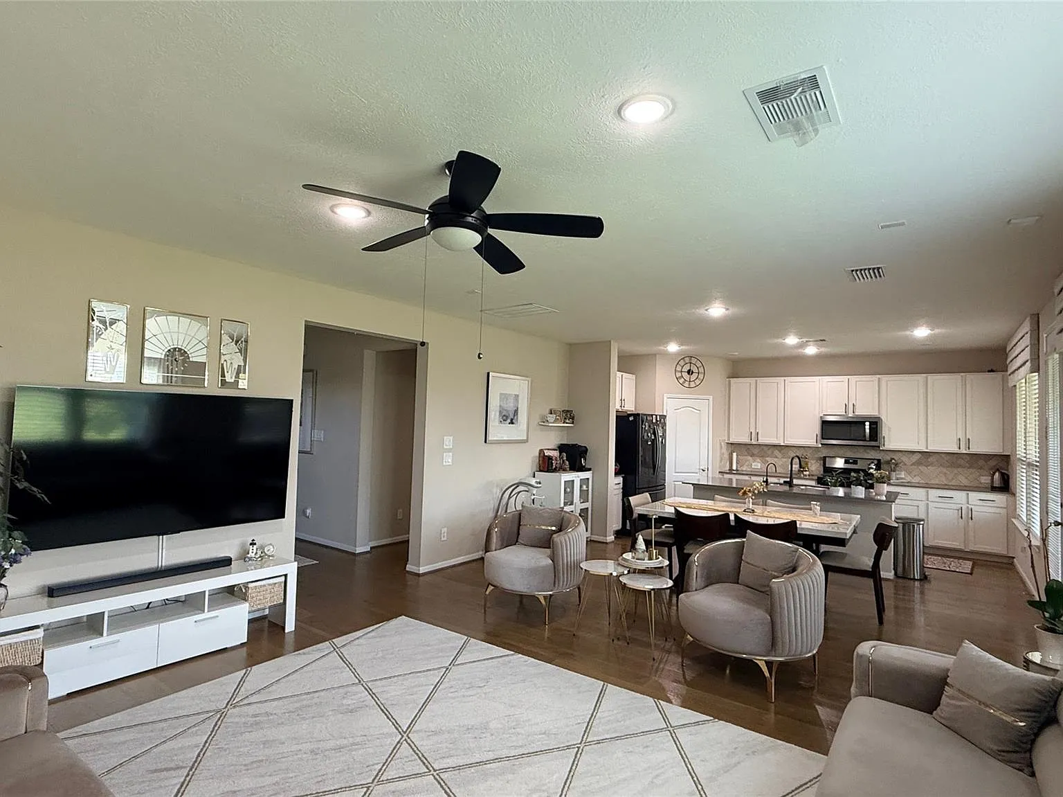 5 bed, 2.5 bath, 2730 sqft, $2,650 — Photo 2