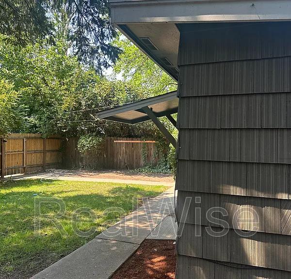 940 SE North St — Photo 40