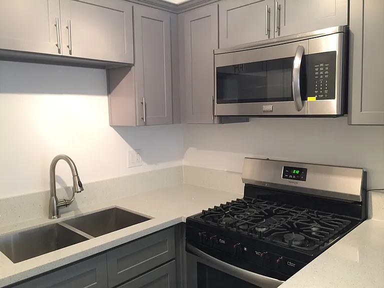 Eden Roc Apartments — Photo 25