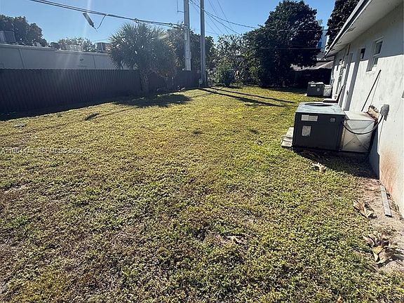 4th image of 310 NE 38th St