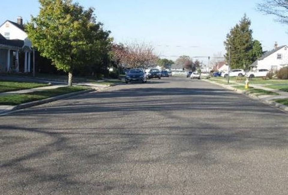Exterior Neighborhood (street photo)