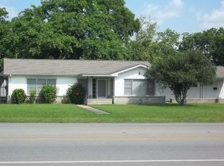937 E Mulberry St, Angleton, TX 77515