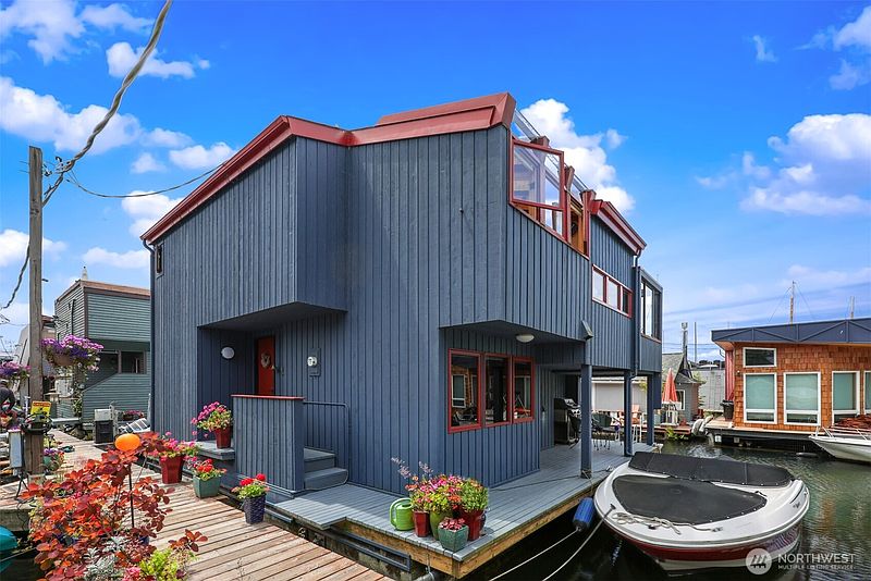 3rd image of 2727 Fairview Avenue E #4