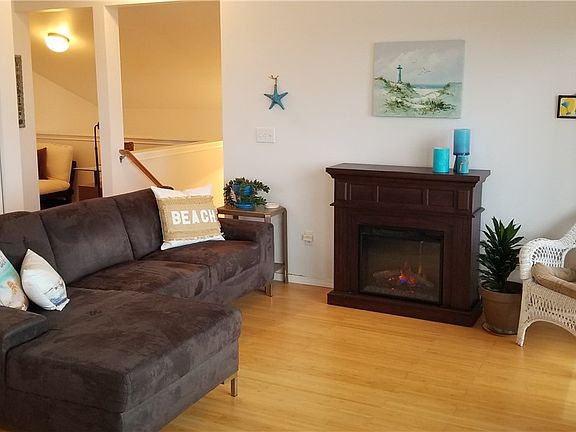 3rd image of 401 Malibu St