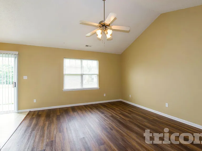 2125 Sebastiani Dr — Photo 2