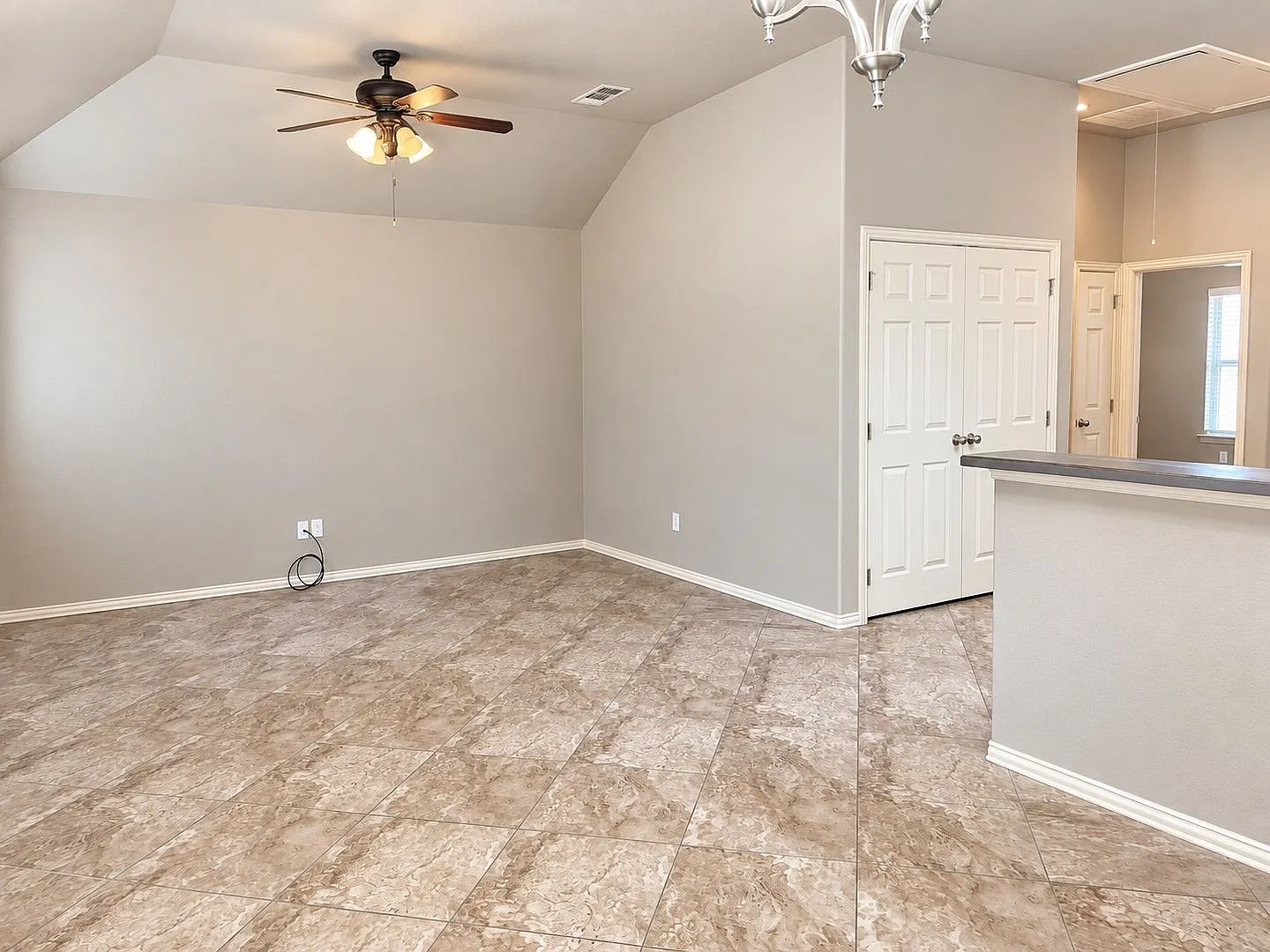 Beautiful Home in Western Hills Harbor — Photo 2