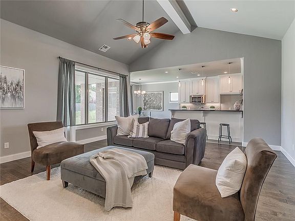 4th image of 8104 Lillas Way
