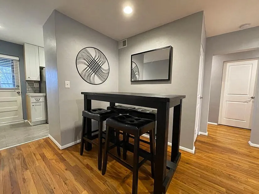 2 bed, 850 sqft, $1,845 — Photo 2