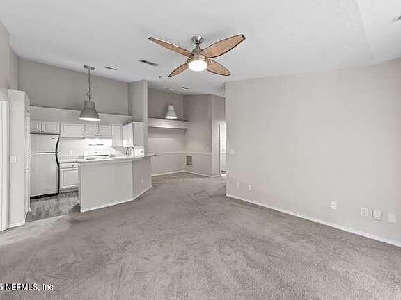 5th image of 13810 SUTTON PARK Drive N #936